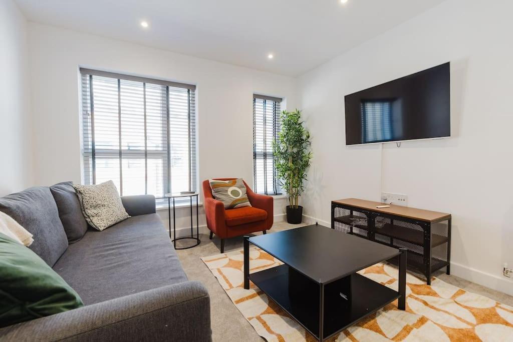 4-Level Luxury 2 Bedroom House Sleeps 6, Rooftop, Harry P & Free Parking Watford  Exterior photo