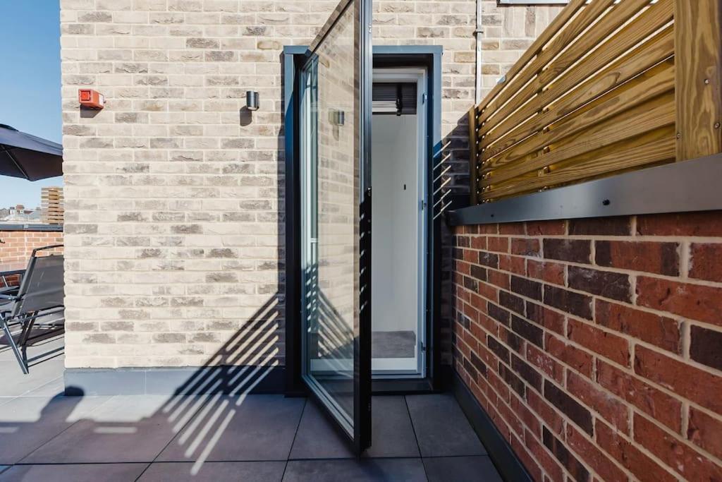 4-Level Luxury 2 Bedroom House Sleeps 6, Rooftop, Harry P & Free Parking Watford  Exterior photo