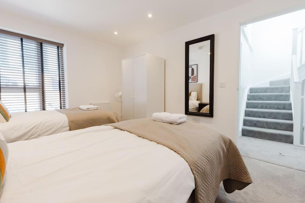 4-Level Luxury 2 Bedroom House Sleeps 6, Rooftop, Harry P & Free Parking Watford  Exterior photo