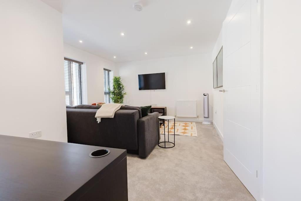 4-Level Luxury 2 Bedroom House Sleeps 6, Rooftop, Harry P & Free Parking Watford  Exterior photo