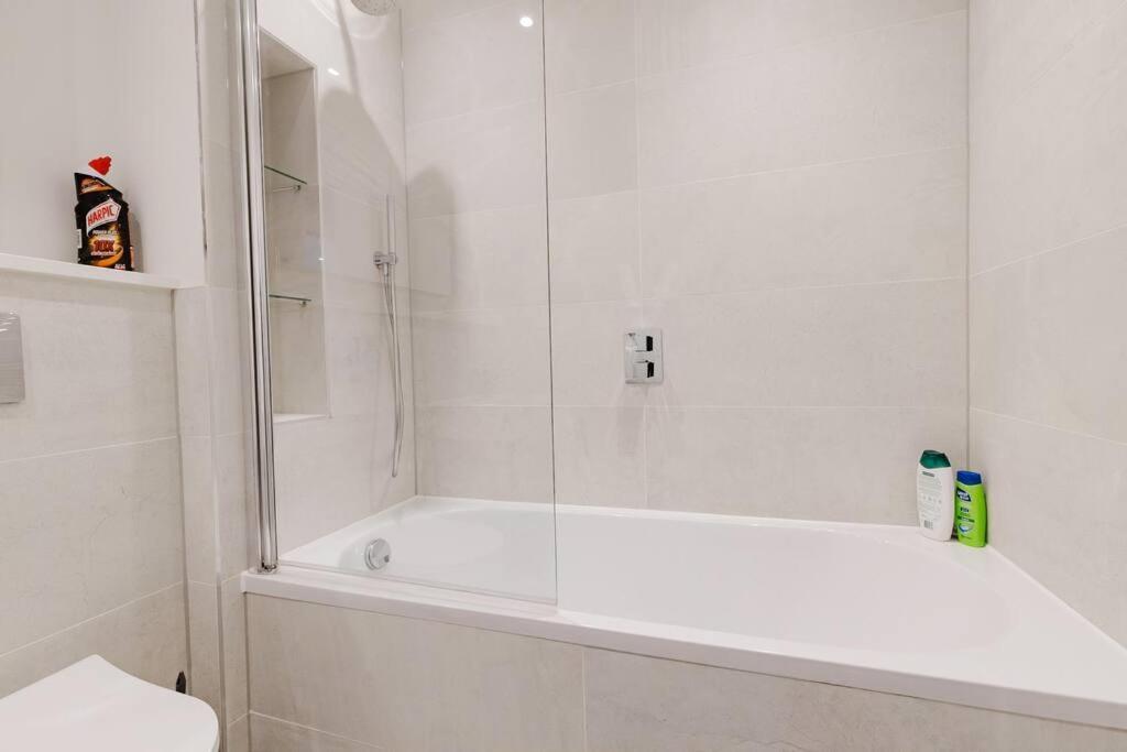 4-Level Luxury 2 Bedroom House Sleeps 6, Rooftop, Harry P & Free Parking Watford  Exterior photo