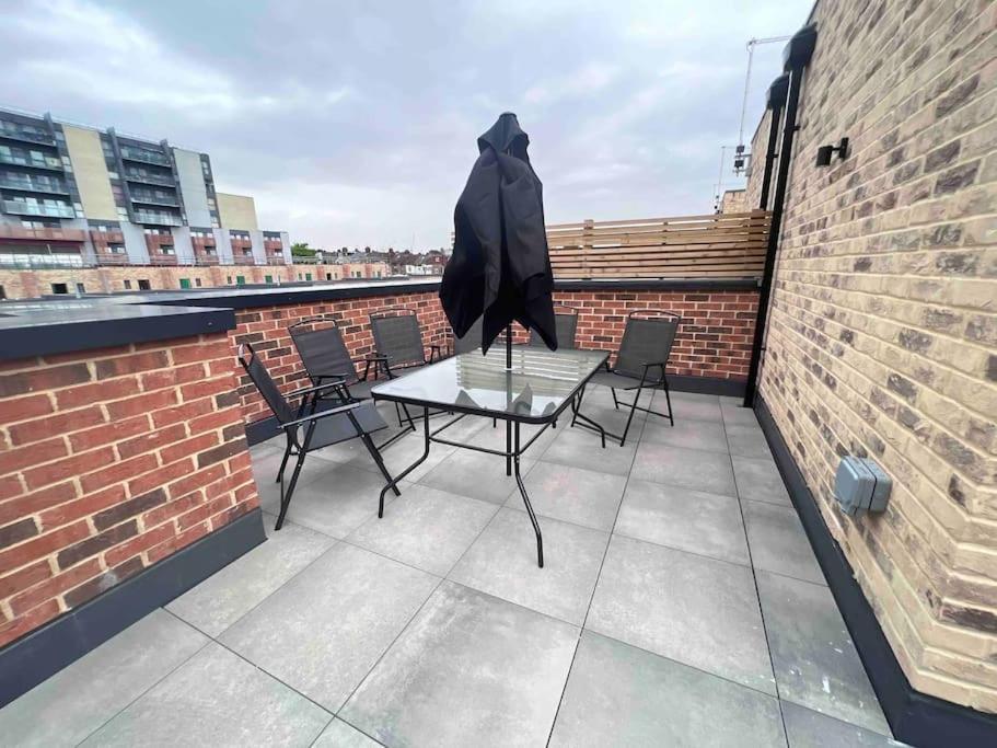 4-Level Luxury 2 Bedroom House Sleeps 6, Rooftop, Harry P & Free Parking Watford  Exterior photo