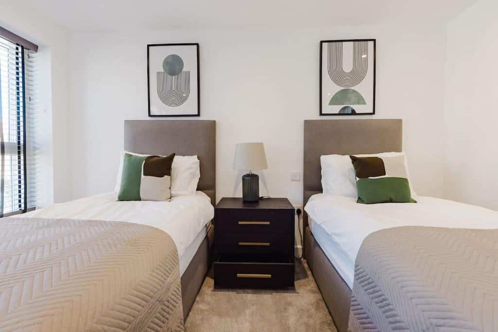 4-Level Luxury 2 Bedroom House Sleeps 6, Rooftop, Harry P & Free Parking Watford  Exterior photo